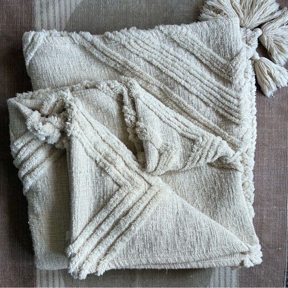 NATURAL LIFE Tufted Woven Quilt - Picture 3 of 7